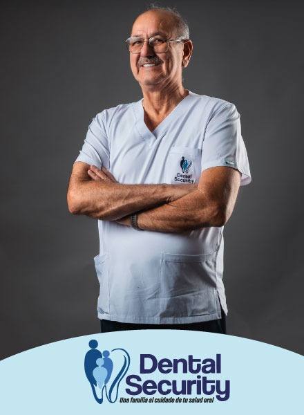 Dr. Gustavo Mantilla Giler Especialista en Implantologia Dental